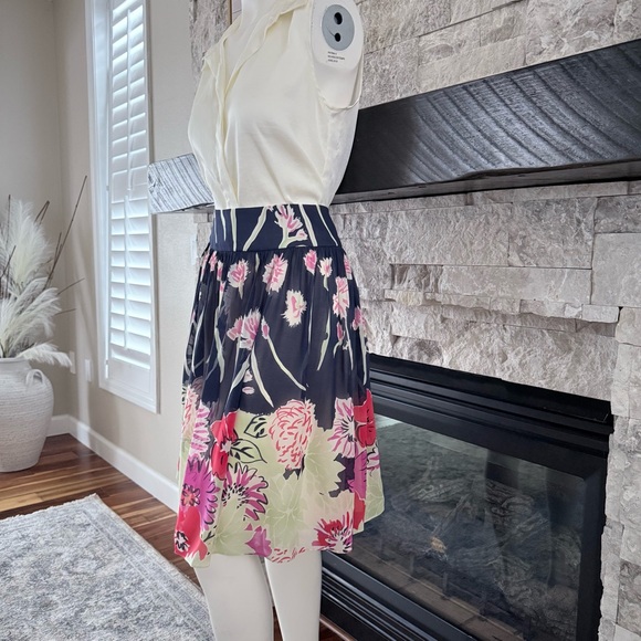 St. John Collection Navy & Pink Floral Silk A-Line Skirt | Size 10 - Picture 6 of 11